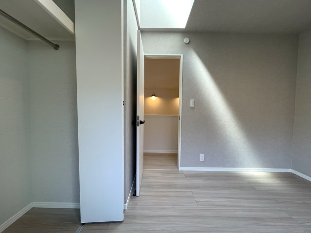 １階は電動シャッター！思わず、上下上下上下したくなっちゃいますが、そこはご静粛に。建売ですが見事なほどにハイデザイン！さて、最後の１棟は誰の手に！？な、【旭区白根６丁目】新築戸建の洋室|使い勝手のいい洋室です