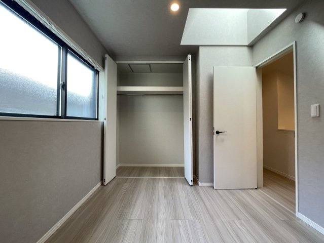 １階は電動シャッター！思わず、上下上下上下したくなっちゃいますが、そこはご静粛に。建売ですが見事なほどにハイデザイン！さて、最後の１棟は誰の手に！？な、【旭区白根６丁目】新築戸建の洋室|スタンダードな洋室です
