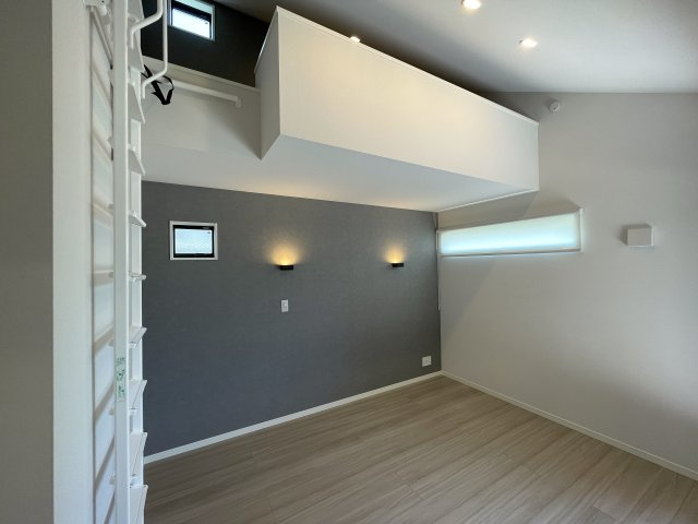 １階は電動シャッター！思わず、上下上下上下したくなっちゃいますが、そこはご静粛に。建売ですが見事なほどにハイデザイン！さて、最後の１棟は誰の手に！？な、【旭区白根６丁目】新築戸建の洋室|スタンダードな洋室です