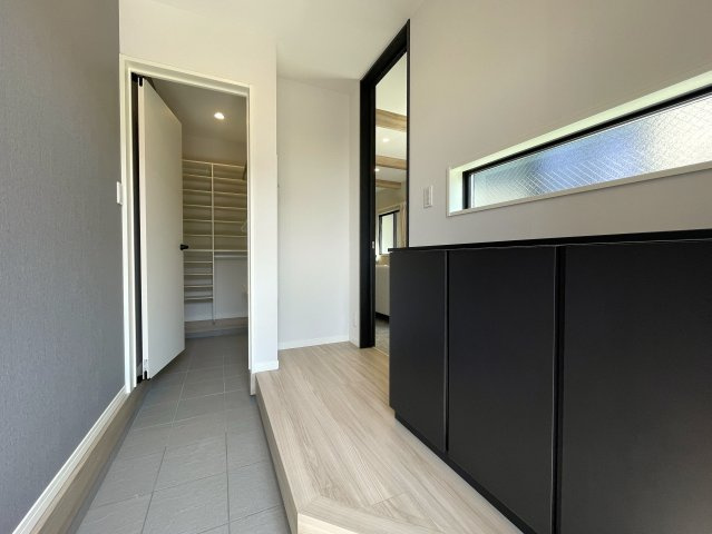 １階は電動シャッター。上下上下上下したくなっちゃいますが、そこはご静粛に。建売ですがハイデザイン。最後の１棟は誰の手に！？な、～旭区白根6丁目新築戸建て～の玄関|ゆったりとした玄関です