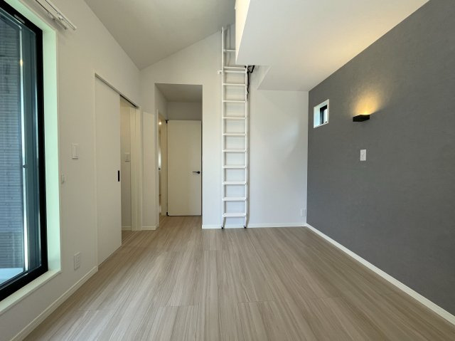 １階は電動シャッター。上下上下上下したくなっちゃいますが、そこはご静粛に。建売ですがハイデザイン。最後の１棟は誰の手に！？な、～旭区白根6丁目新築戸建て～の洋室|落ち着いた色調の洋室です