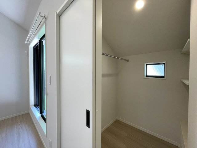 １階は電動シャッター。上下上下上下したくなっちゃいますが、そこはご静粛に。建売ですがハイデザイン。最後の１棟は誰の手に！？な、～旭区白根6丁目新築戸建て～の収納