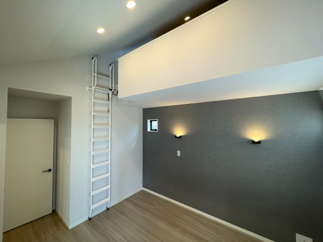 １階は電動シャッター！思わず、上下上下上下したくなっちゃいますが、そこはご静粛に。建売ですが見事なほどにハイデザイン！さて、最後の１棟は誰の手に！？な、【旭区白根６丁目】新築戸建の洋室|ゆったりした洋室です