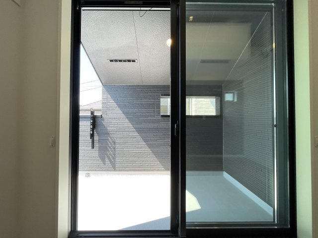 １階は電動シャッター。上下上下上下したくなっちゃいますが、そこはご静粛に。建売ですがハイデザイン。最後の１棟は誰の手に！？な、～旭区白根6丁目新築戸建て～のバルコニー|バルコニーがあります