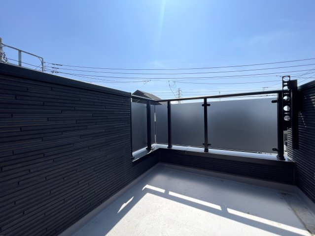 １階は電動シャッター！思わず、上下上下上下したくなっちゃいますが、そこはご静粛に。建売ですが見事なほどにハイデザイン！さて、最後の１棟は誰の手に！？な、【旭区白根６丁目】新築戸建のバルコニー|広々としたバルコニーです