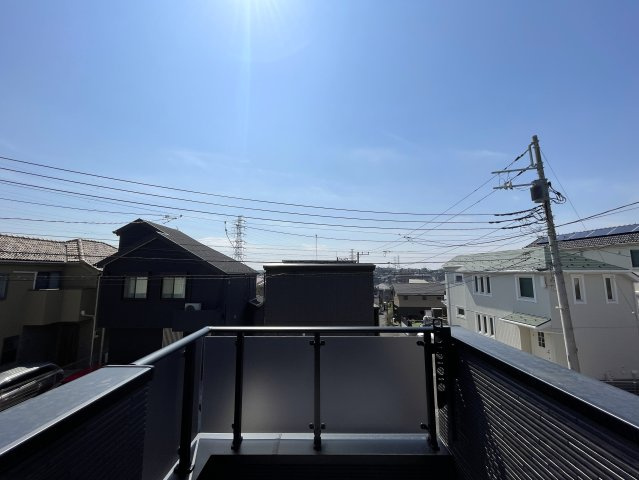 １階は電動シャッター！思わず、上下上下上下したくなっちゃいますが、そこはご静粛に。建売ですが見事なほどにハイデザイン！さて、最後の１棟は誰の手に！？な、【旭区白根６丁目】新築戸建の展望
