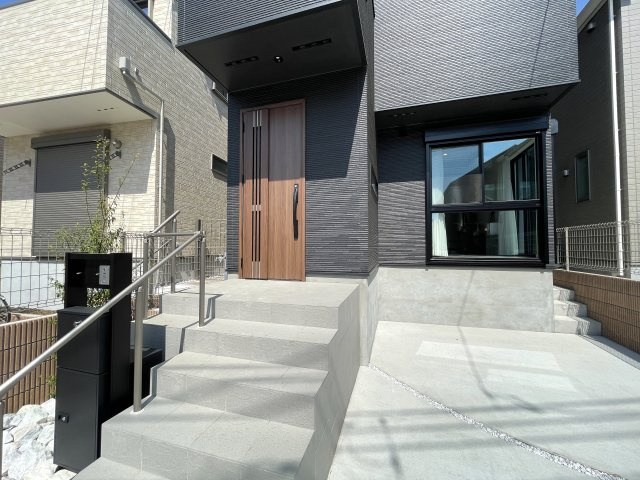 １階は電動シャッター。上下上下上下したくなっちゃいますが、そこはご静粛に。建売ですがハイデザイン。最後の１棟は誰の手に！？な、～旭区白根6丁目新築戸建て～の外観|外観は落ち着いています