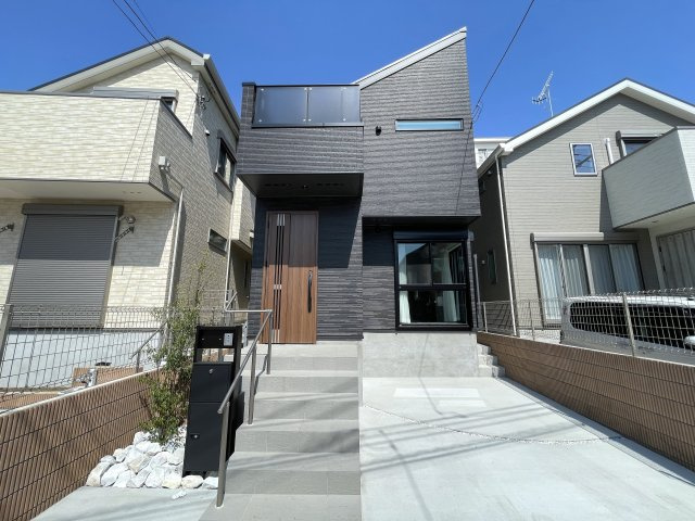 １階は電動シャッター。上下上下上下したくなっちゃいますが、そこはご静粛に。建売ですがハイデザイン。最後の１棟は誰の手に！？な、～旭区白根6丁目新築戸建て～の外観|物件の外観です