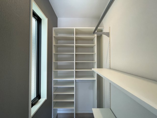 １階は電動シャッター。上下上下上下したくなっちゃいますが、そこはご静粛に。建売ですがハイデザイン。最後の１棟は誰の手に！？な、～旭区白根6丁目新築戸建て～の収納|便利な収納スペースです