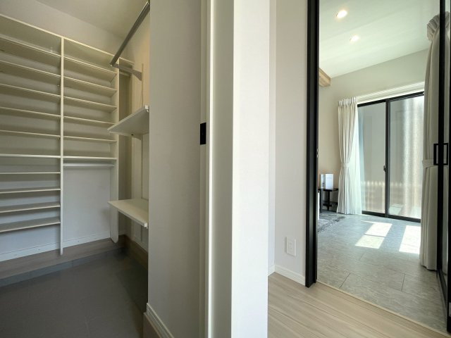 １階は電動シャッター。上下上下上下したくなっちゃいますが、そこはご静粛に。建売ですがハイデザイン。最後の１棟は誰の手に！？な、～旭区白根6丁目新築戸建て～の収納|便利な収納スペースです