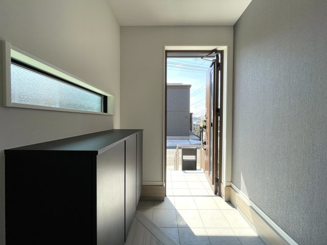 １階は電動シャッター。上下上下上下したくなっちゃいますが、そこはご静粛に。建売ですがハイデザイン。最後の１棟は誰の手に！？な、～旭区白根6丁目新築戸建て～の玄関|シンプルで使いやすい玄関です