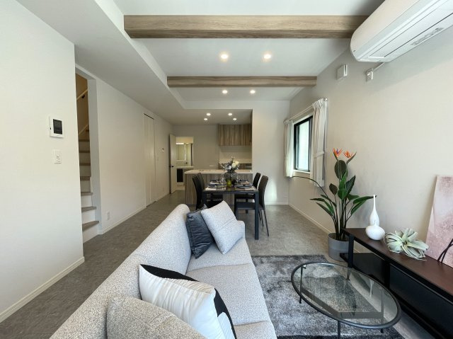 １階は電動シャッター。上下上下上下したくなっちゃいますが、そこはご静粛に。建売ですがハイデザイン。最後の１棟は誰の手に！？な、～旭区白根6丁目新築戸建て～の居間・リビング|使いやすい居間です