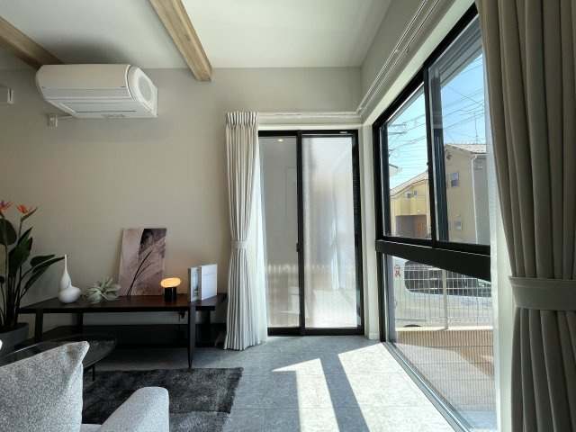 １階は電動シャッター。上下上下上下したくなっちゃいますが、そこはご静粛に。建売ですがハイデザイン。最後の１棟は誰の手に！？な、～旭区白根6丁目新築戸建て～の居間・リビング|おしゃれな居間です