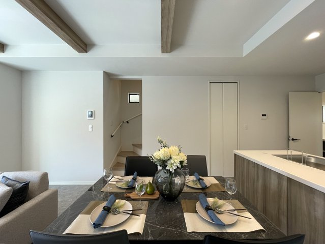 １階は電動シャッター。上下上下上下したくなっちゃいますが、そこはご静粛に。建売ですがハイデザイン。最後の１棟は誰の手に！？な、～旭区白根6丁目新築戸建て～の居間・リビング|居間です