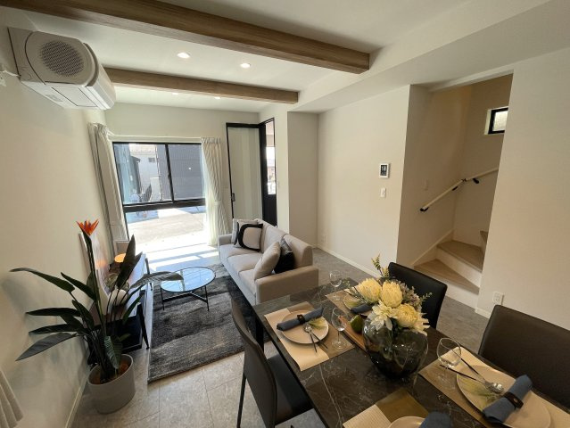 １階は電動シャッター。上下上下上下したくなっちゃいますが、そこはご静粛に。建売ですがハイデザイン。最後の１棟は誰の手に！？な、～旭区白根6丁目新築戸建て～の居間・リビング|ゆったり過ごせる居間です