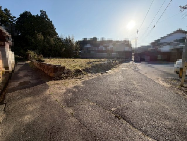 安来市野方町土地の外観|前道と高低差がございます