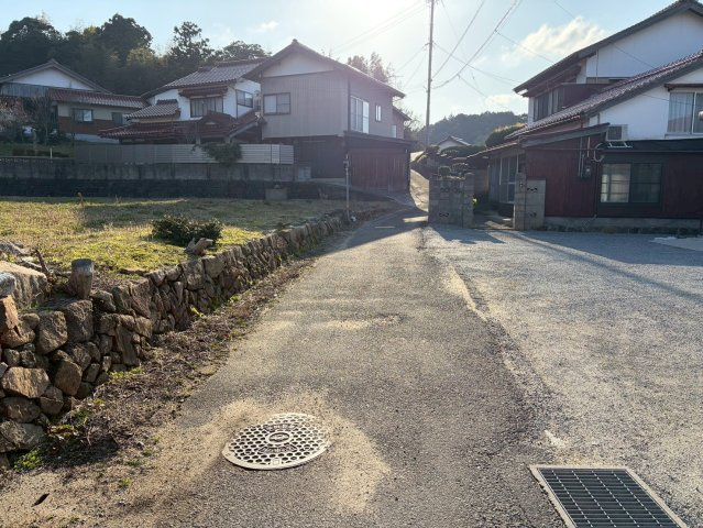 安来市野方町土地の前面道路含む現地写真|前道と高低差がございます