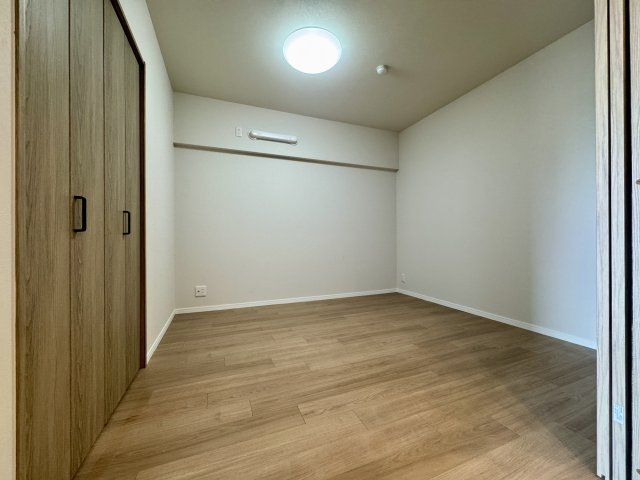 プライムタウン木戸町の洋室|キッチン横のお部屋でクローゼット付！