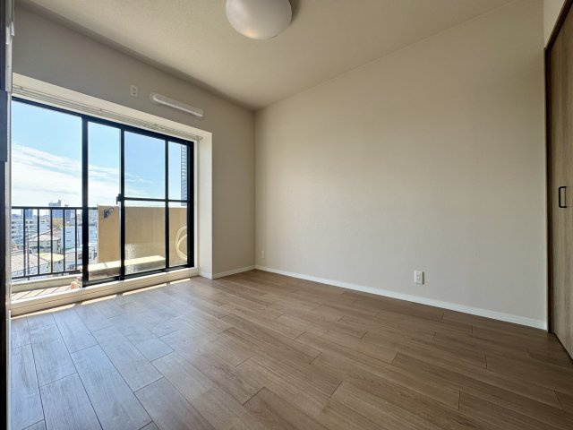 プライムタウン木戸町の洋室|リビンク横のお部屋で陽当たりは良好です♪