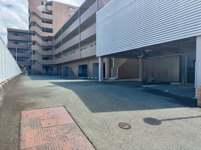 プライムタウン木戸町の駐車場