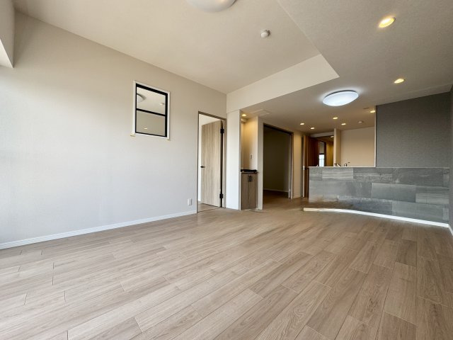 プライムタウン木戸町の居間・リビング|落ち着いた木目調のフローリングです。