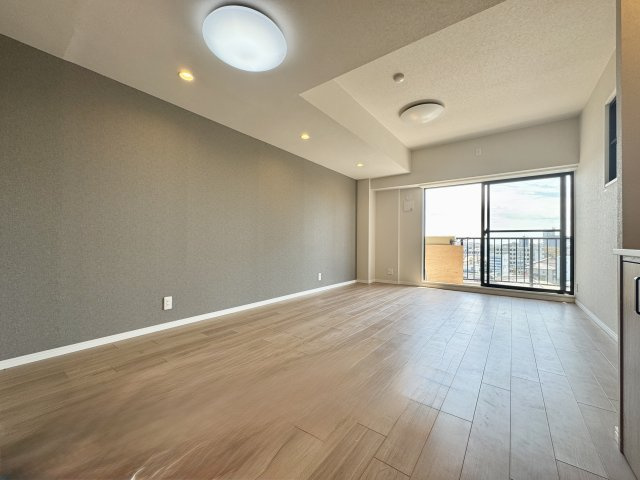 プライムタウン木戸町の居間・リビング|窓からの陽射しがたっぷり入ります☆