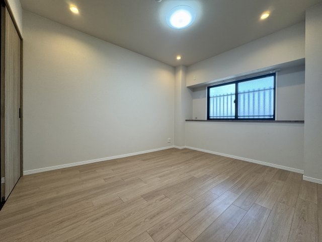 プライムタウン木戸町の洋室|玄関入ってすぐの右側のお部屋です。