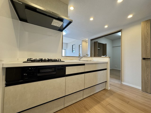 プライムタウン木戸町のキッチン|白を基調としたキッチンです。