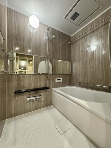 プライムタウン木戸町の浴室|木目の壁でゆったりと入れます♪