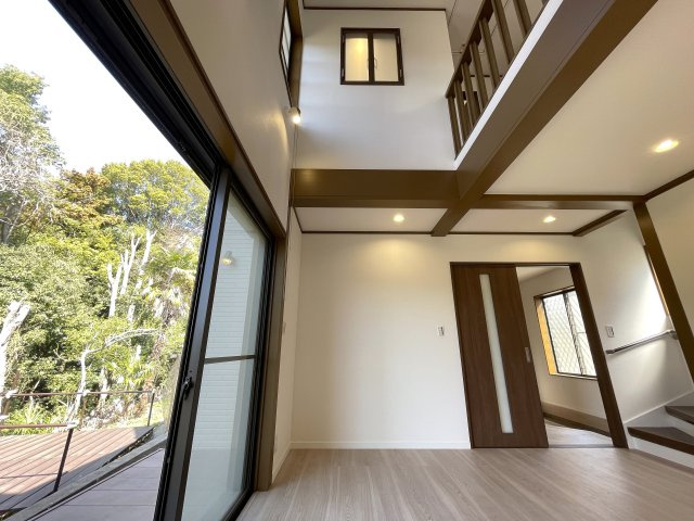 みぽりんの愛称で呼ばれているかいないかは分からない三保町。グランピングしているかの様な佇まいある戸建は、疲れた心を癒すに違いありません、な、【緑区三保町戸建】リフォームの居間・リビング|おしゃれなリビングです