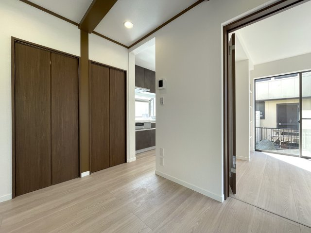 みぽりんの愛称で呼ばれているかいないかは分からない三保町。グランピングしているかの様な佇まいある戸建は、疲れた心を癒すに違いありません、な、【緑区三保町戸建】リフォームの洋室|きれいな洋室です