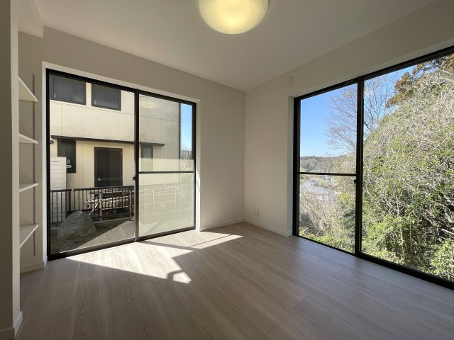 みぽりんの愛称で呼ばれているかいないかは分からない三保町。グランピングしているかの様な佇まいある戸建は、疲れた心を癒すに違いありません、な、【緑区三保町戸建】リフォームの居間・リビング|ゆったり過ごせる居間です