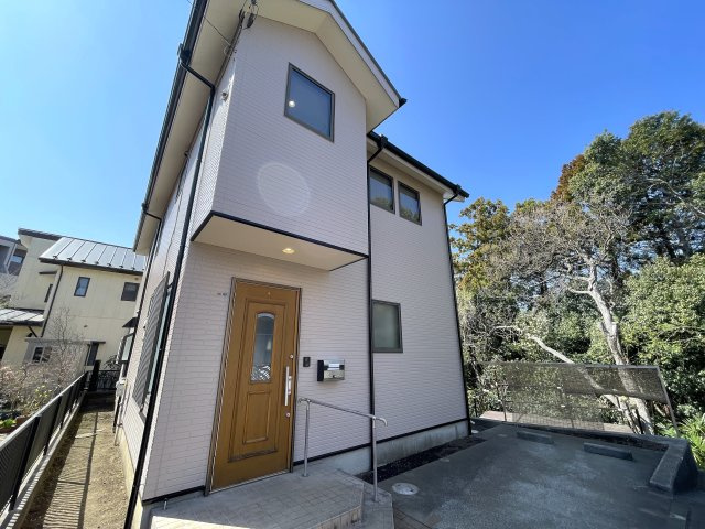 みぽりんの愛称で呼ばれているかいないかは分からない三保町。グランピングしているかの様な佇まいある戸建は、疲れた心を癒すに違いありません、な、【緑区三保町戸建】リフォームの外観|落ち着いた雰囲気の外観です