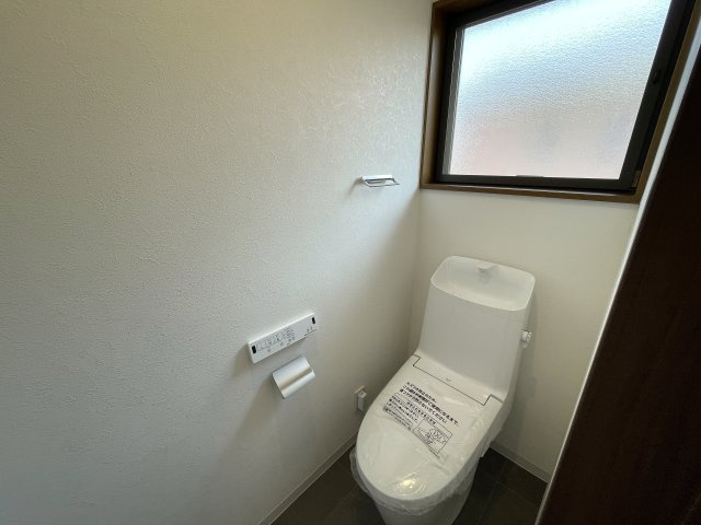 みぽりんの愛称で呼ばれているかいないかは分からない三保町。グランピングしているかの様な佇まいある戸建は、疲れた心を癒すに違いありません、な、【緑区三保町戸建】リフォームのトイレ|清潔感のあるトイレです