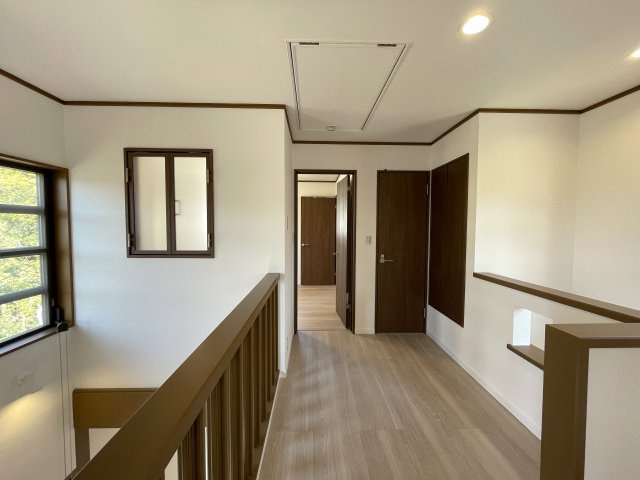 みぽりんの愛称で呼ばれているかいないかは分からない三保町。グランピングしているかの様な佇まいある戸建は、疲れた心を癒すに違いありません、な、【緑区三保町戸建】リフォームの内装|明るい室内です