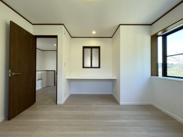 みぽりんの愛称で呼ばれているかいないかは分からない三保町。グランピングしているかの様な佇まいある戸建は、疲れた心を癒すに違いありません、な、【緑区三保町戸建】リフォームの洋室|ゆったりした洋室です
