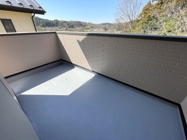 みぽりんの愛称で呼ばれているかいないかは分からない三保町。グランピングしているかの様な佇まいある戸建は、疲れた心を癒すに違いありません、な、【緑区三保町戸建】リフォームのバルコニー|バルコニー付きです