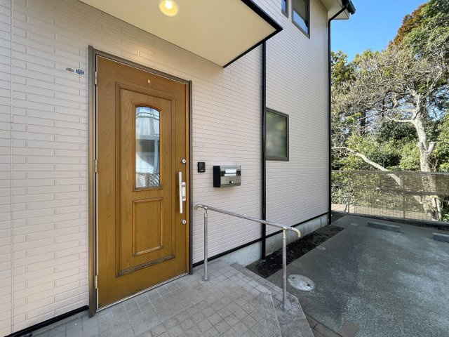 みぽりんの愛称で呼ばれているかいないかは分からない三保町。グランピングしているかの様な佇まいある戸建は、疲れた心を癒すに違いありません、な、【緑区三保町戸建】リフォームの玄関|玄関です