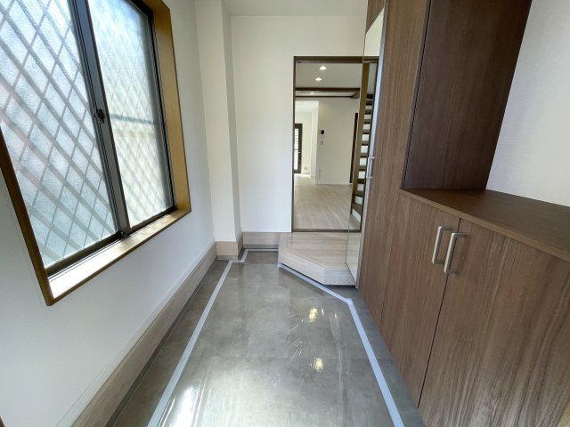みぽりんの愛称で呼ばれているかいないかは分からない三保町。グランピングしているかの様な佇まいある戸建は、疲れた心を癒すに違いありません、な、【緑区三保町戸建】リフォームの玄関|収納もある玄関です