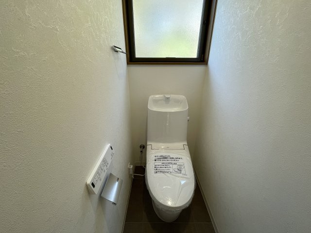 みぽりんの愛称で呼ばれているかいないかは分からない三保町。グランピングしているかの様な佇まいある戸建は、疲れた心を癒すに違いありません、な、【緑区三保町戸建】リフォームのトイレ|シンプルで使いやすいトイレです