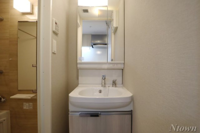 【独立洗面台】 | メイクスデザイン名駅南 | 独立洗面台、小物を置くことができて便利です