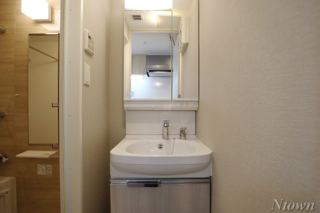【独立洗面台】 | メイクスデザイン名駅南 | 独立洗面台、小物を置くことができて便利です