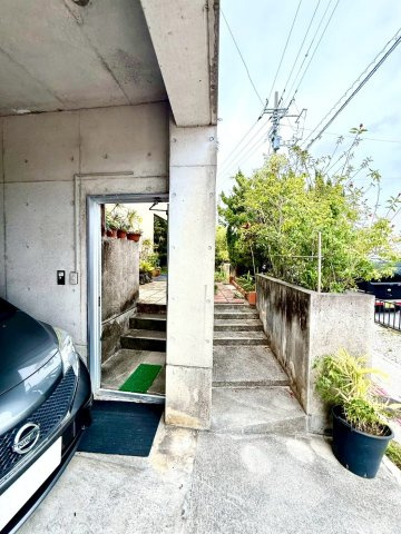 島尻郡南風原町字津嘉山の中古一戸建の前面道路含む現地写真|玄関アプローチ