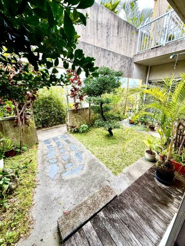 島尻郡南風原町字津嘉山の中古一戸建の庭|玄関までのアプローチの横には庭が広がり、緑を感じられる設計に◎