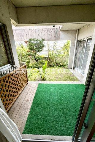 島尻郡南風原町字津嘉山の中古一戸建の庭|庭に続くウッドデッキ※AIにより残置物等を除去・加工したイメージです。現況と異なる場合があり、詳細は現地にてご確認ください。