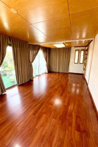 島尻郡南風原町字津嘉山の中古一戸建のその他|大きな窓付きで明るいLDK※AIにより残置物等を除去・加工したイメージです。現況と異なる場合があり、詳細は現地にてご確認ください。