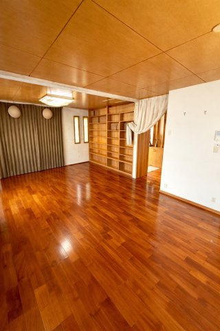 島尻郡南風原町字津嘉山の中古一戸建のその他|大きな窓付きで明るいLDK※AIにより残置物等を除去・加工したイメージです。現況と異なる場合があり、詳細は現地にてご確認ください。