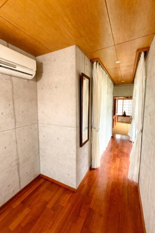 島尻郡南風原町字津嘉山の中古一戸建のその他|１階LDKから和室へ続く廊下※AIにより残置物等を除去・加工したイメージです。現況と異なる場合があり、詳細は現地にてご確認ください。
