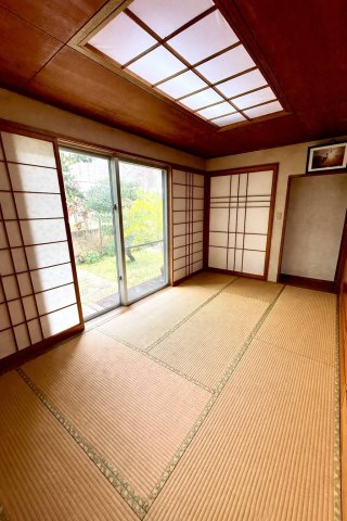 島尻郡南風原町字津嘉山の中古一戸建の和室|和の趣をもたらす畳の部屋※AIにより残置物等を除去・加工したイメージです。現況と異なる場合があり、詳細は現地にてご確認ください。