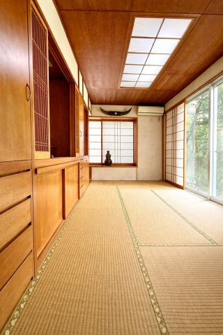 島尻郡南風原町字津嘉山の中古一戸建の和室|和の趣をもたらす畳の部屋※AIにより残置物等を除去・加工したイメージです。現況と異なる場合があり、詳細は現地にてご確認ください。
